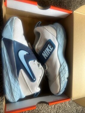 Nike Hustle Youth size 4 Basketball shoes